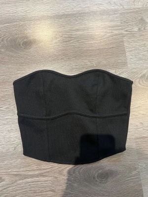 Svart tubtopp från H&M, XS - Snygg svart tubtopp från H&M i en tight passform. Storlek XS💖