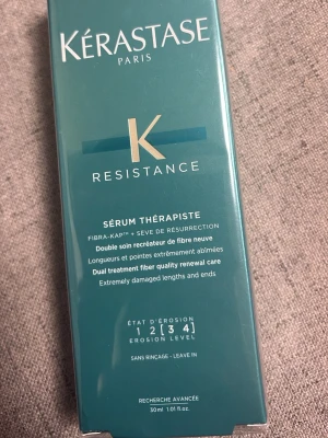 Kérastase Résistance Sérum Thérapiste - Kérastase Résistance Sérum Thérapiste är ett avancerat leave-in serum för hår. Förpackningen är turkos med vita och guldiga detaljer. Produkten är speciellt framtagen för att reparera och skydda extremt skadat hår, särskilt längder och toppar. Innehåller 30 ml.