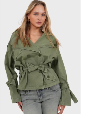 Grön trenchcoat med bälte - Snygg grön trenchcoat med knytskärp i midjan och dubbla knapprader. Jackan har bred krage, långa ärmar med knytband vid ärmsluten. Jackan är från meet me there och är helt ny men tyvärr var den lite stor på mig som är 152. Jackan är i storlek xxs/xs men skulle säga att den passar alla från xs till m beroende på önskad passform. Nypris 1050. Mitt pris 750kr