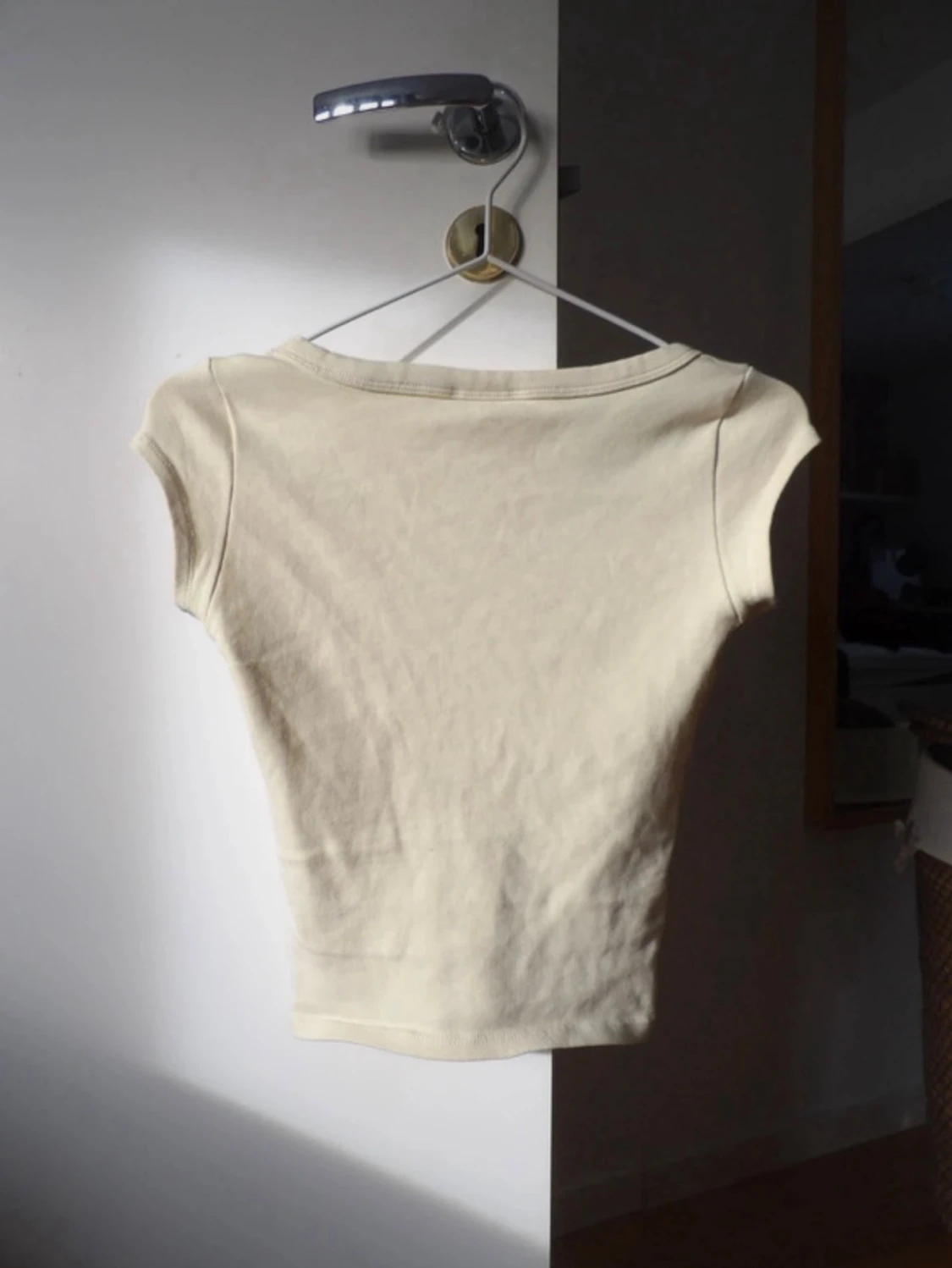 Ljusgul croppad topp med kort ärm - 2