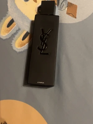 YSL Le Parfum svart flaska TOM - 0 / 100ML, den är tom. Men kan användas för inredning eller desgin