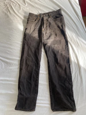 Marlboro classic jeans - Lågmidjade Marlboro classic jeans i rak form med fungerande knappar och dragkedja. Lite brun/grå/svarta i färgen 🌞