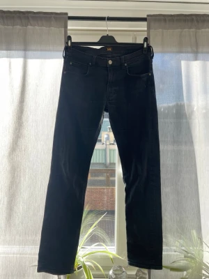 Lee jeans - As feta svarta lee jeans passar perfekt till dig som vill ha ett par jeans med en stilren look och som passar till allt. Hör av dig om du undrar något. Ny pris ligger på 999kr