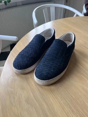 Bottega veneta loafers - Stilrena marinblå slip-on sneakers/loafers från Bottega Veneta. Riktigt bra skick och fina skor. Storlek 43