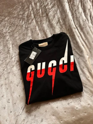 Gg t-shirt - Gg t-shirt i färgen av röd och vit på bokstäverna. Orginal lappar följer med. Storlek M men sitter lite baggy