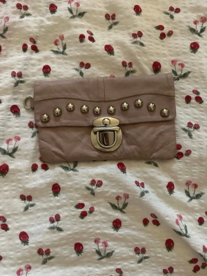 rosa mini clutch bag - cool mini clutch bag med silver nitar💗 Själv har jag använt den som en clutch men det finns även en avtagbar rem om man skulle vilja använda dem på så sätt! 