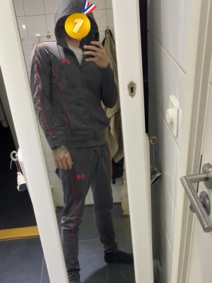 Grå Under Armour loungewear-set - Säljer ett fett under armour set, settet går ej att köpa längre finns ingenstans är slut överallt vad jag vet, de är ett riktigt bekvämt set som ser stiligt ut perfekt inför sommarn att gå runt och softa i eller träna i eller bara chilla hemma. Pris ej huggit i sten för snabb affär  