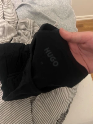 3 stycken t-shirt från HUGO - Snygg  t-shirt från HUGO med diskret logga i rött på bröstet. Klassisk passform och rund halsringning, perfekt till jeans eller shorts. Tillverkad i mjuk bomull för skön känsla hela dagen.