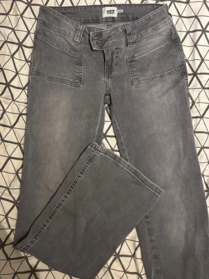 Grå jeans - Säljer ett par grå jeans från lager 157 med raka ben och stora framfickor. Materialet är mjukt denim i bomull som ger en avslappnad look. Perfekta för dig som gillar stilrena och bekväma jeans. Har använts fåtal gånger.