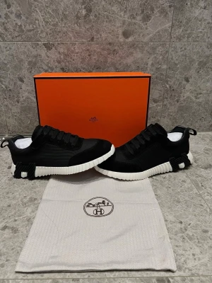 H skor - Tja! Säljer nu mina super snygga märkes sneakers. Mycket fina och populära sneakers som passar de flesta outfits. Alla tillbehör medföljer vid köp. Skriv privat vid minsta lilla fundering!