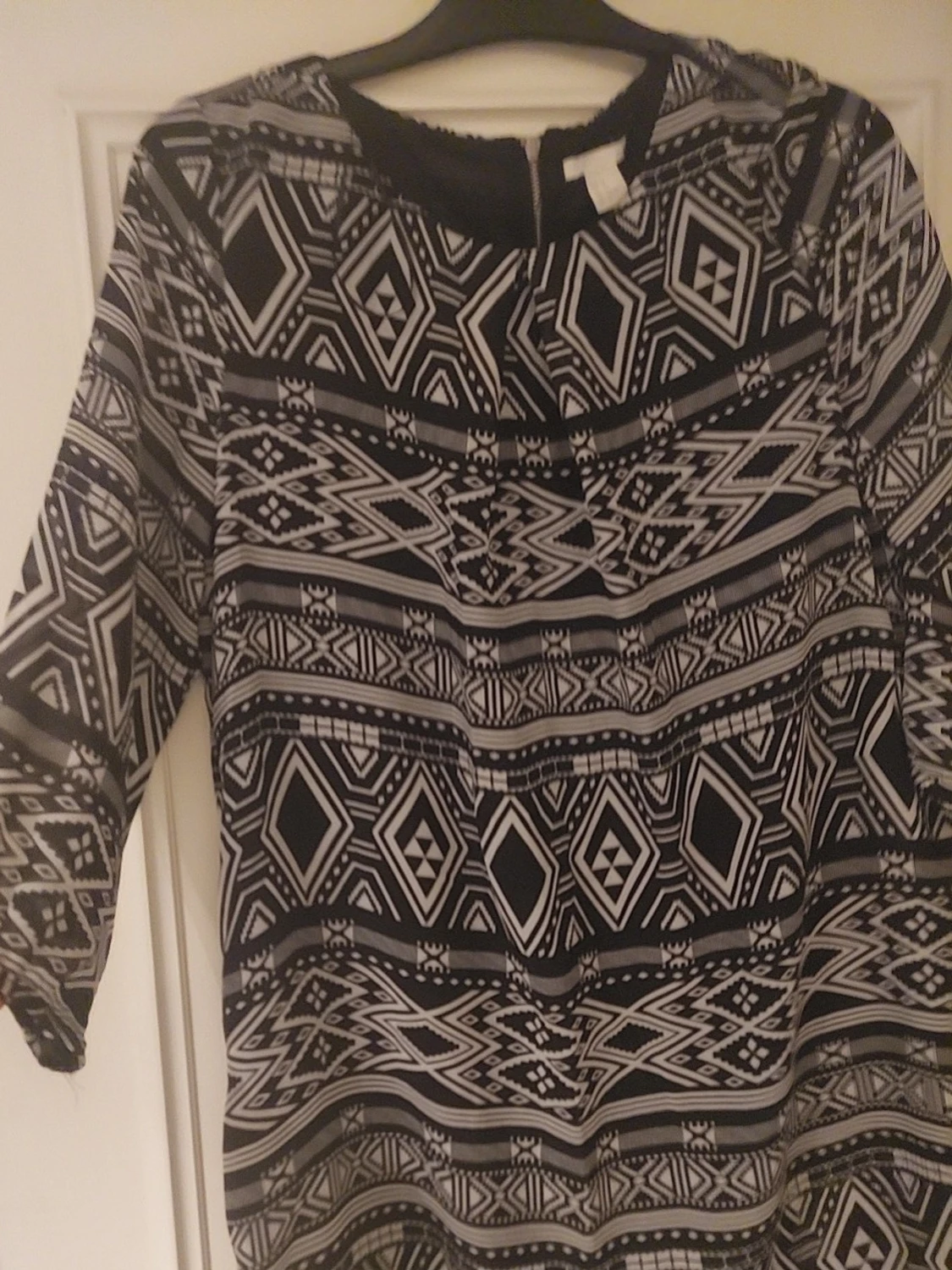 Svartvit mönstrad kortklänning - 3