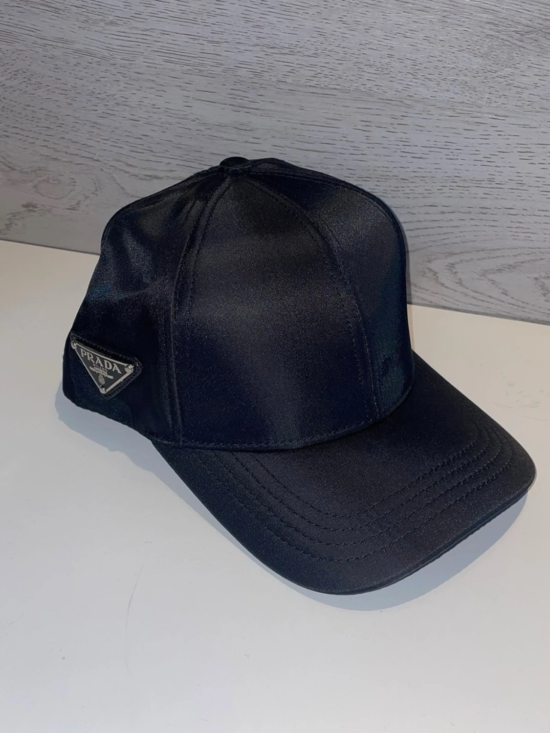 Svart keps från Prada i nylon