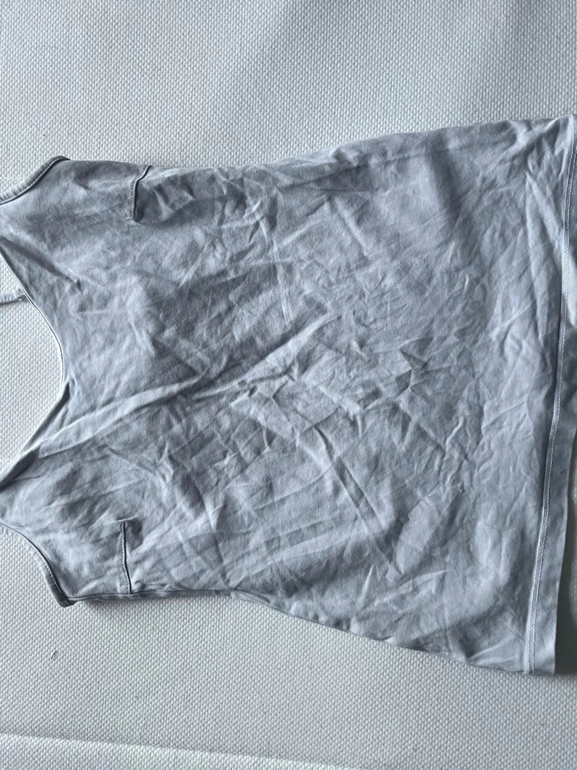 Ljusgrå linnetopp med smala axelband