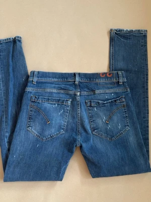 Dondup george jeans med slitningar (nyskick) - Dondup jeans i modellen George! | storlek 33 | super fint skick! Nyskick i princip. | hör av dig vid funderingar! | fraktar inom kort    J3