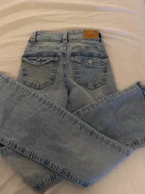 Ljusblå jeans  - Säljer ett par ljusblå jeans från Gina i storlek 32💞jätte fint skick nästan som nya. 