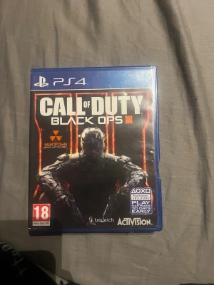 Call of Duty Black Ops III PS4 - Call of Duty Black Ops III till PlayStation 4. Omslaget är svart med orange detaljer och visar en futuristisk soldat. Spelet är utvecklat av Treyarch och har PEGI 18-märkning.  Blå plastfodral med klassisk PS4-design. Fodralet är lite skadat men skivan är intakt.