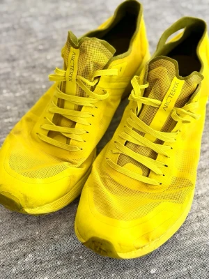 Arc'teryx Norvan SL 2 - Norvan SL från Arc´teryx är en av marknadens lättaste trail running sko genom val av smarta lösningar och bra materialval. Skon med sitt väl ventilerande och vattenavisande material hjälper till att hålla nere temperaturen på fötterna..  Skon sitter tajt på foten och ger mycket känsla och bra kontroll hur du sätter fötterna vid löpning. Norvans utforming gör att den tar liten plats i packningen, nypris: 1199:-