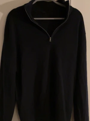 Uniqlo half zip  100% kaschmir tröja  - Helt ny. Använd endast 1 gång. Navy blå  stickad tröja med halv dragkedja vid halsen. Tröjan har lång ärm och ribbade muddar vid ärmslut och nederkant. Enkel och stilren modell som funkar till många olika looks. Priset är inte hugget i stenen. Nypris:1500  