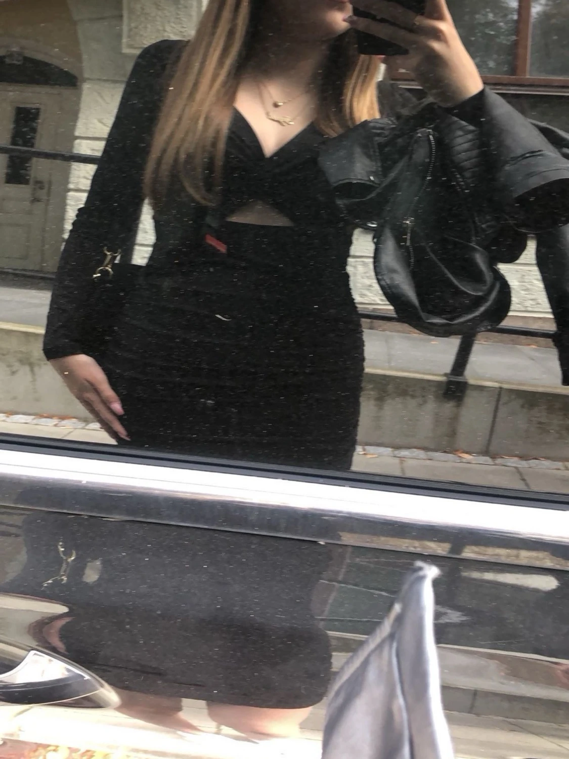 Svart kort klänning med cut-out