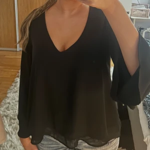 Svart Zara blus med vida ärmar - Jättefin blus från Zara💕 OBS. Fläcken är från spegeln och inte blusen!