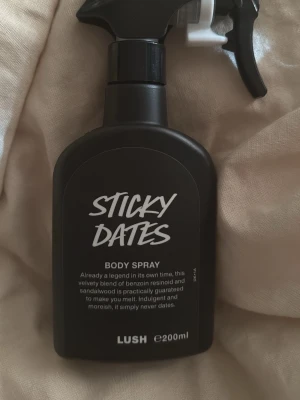 Sticky Dates Body Spray från Lush - Sticky Dates Body Spray från Lush med en blandning av benzoin resinoid och sandelträ. Flaskan är svart, har en sprayfunktion och rymmer 200 ml. Perfekt för dig som gillar söta och varma dofter med en unik twist. Jag skulle beskriva doften som karamellig och lin brunt socker. Endast testad.