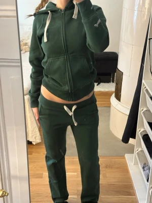Russemerch  - Byxor- XS, Hoodie - S ❤️‍🔥❤️‍🔥❤️‍🔥❤️‍🔥❤️‍🔥❤️‍🔥❤️‍🔥Använt 2-3 gånger, mörkgrönt sett. 