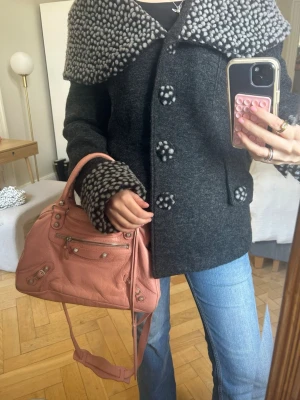 Unik kappa - Super fin unik ull kappa med mönster💓💓 i storlek M men sitter fint på mig som bär en S!! Vintage stil