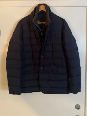 Herno fur jacka  - Herno kavaj fur jacka, med zipping och knappar, avtagbar päls. Perfekt vår jacka, pris 3990kr finns att köpa på våran hemsida, Fashionels.com storlek 50 motsvarande M