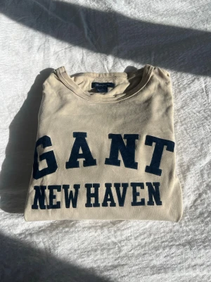 Beige sweatshirt från GANT - Snygg beige sweatshirt från GANT.