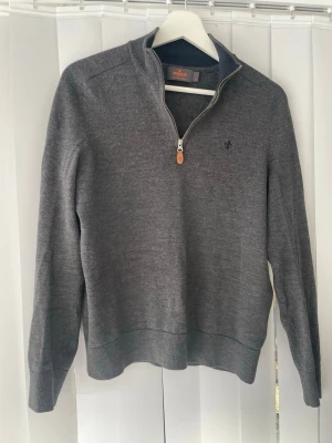 Grå Morris quarterzip - 100% merinoull Morris tröja. Storlek S men passar som xs. Passar bra om du är 165-170. Modellen är 177cm. Skriv vid frågor! 