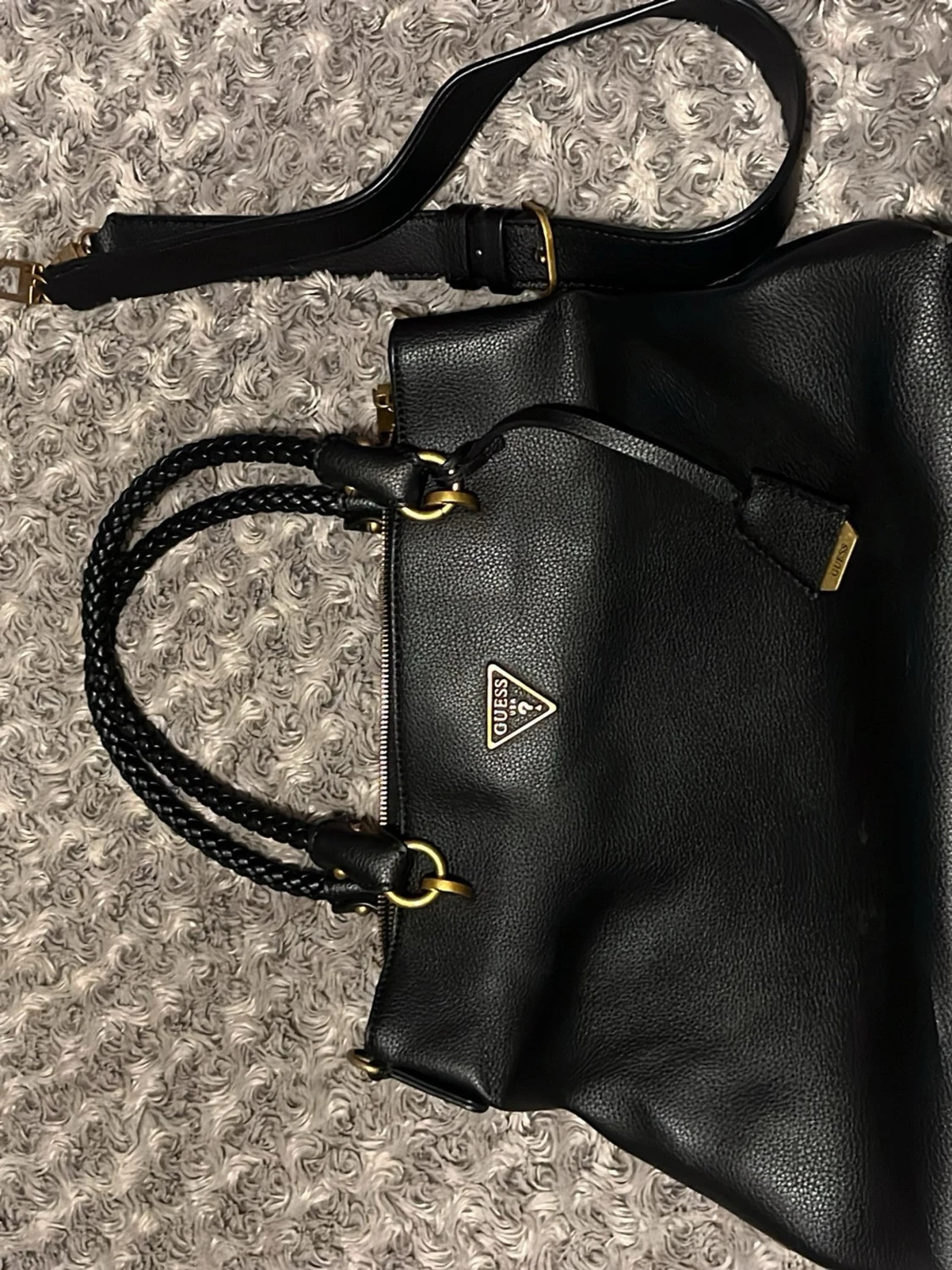 Svart handväska från Guess - 1