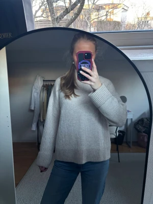 Polo tröja - Jätte mjuk polo tröja från Pernilla Wahlgren. Om otydligt så är den lite vit och beige randig