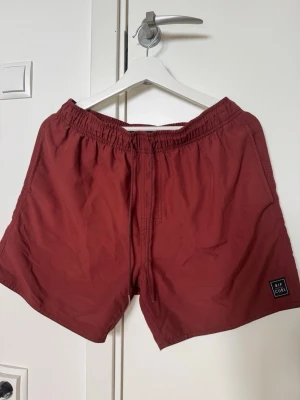 Badbyxor  - Jättefina herr badbyxor från Rip Curl. Normala i storlek. Färgen är roströd 
