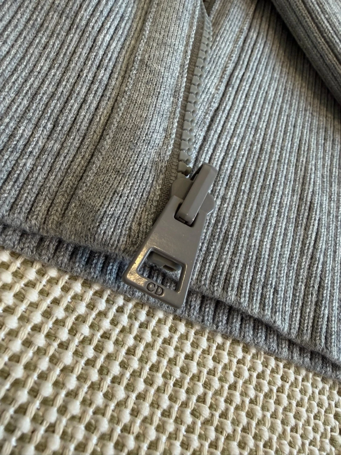 Grå kofta med mönster och dragkedja - 5