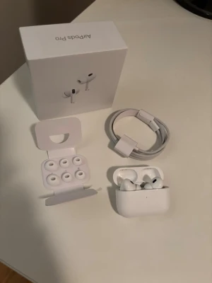 AirPod Pro 2 - Säljer dessa då jag fått dom i present och inte har kommit till någon använding🤗. Endast öppnade och testade för att se så allt funkar som det ska🙌