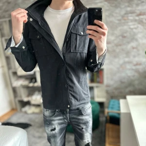 J.lindeberg field jacket - Mycket bra skick, inga defekter! Passar dig som är mellan 178-185cm ungefär. Nypris ca 3000kr. Modellen är 185 cm, 75kg. Passar bra nu till våren! Skriv för mer information!🤝