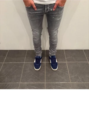 Dondup George  - Säljer ett par grå skinny jeans med coola slitningar och lätt tvättad look. Jeansen har klassisk femficksmodell och smal passform som sitter tight hela vägen ner. Perfekta för dig som gillar en trendig och avslappnad stil. Riktigt feta!🙌 Nypris 4000. Mitt pris 1099.