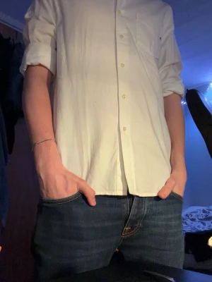 Vit Replay skjorta  - Säljer en vit skjorta från Replay. Skjortan har lång ärm som kan vikas upp för en mer avslappnad look. Perfekt till jeans och sena sommarkvällar. 