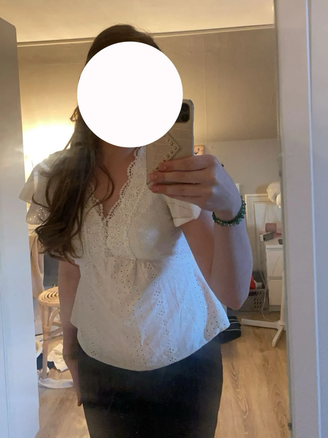 Vit blus med spets och v-ringning