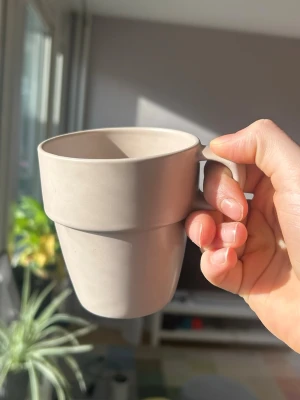 Beige muggar - Säljer 6st stilrena beige muggar. Muggarna är stapelbara och har ett praktiskt handtag. Perfekta för kaffe eller te☺️☕️