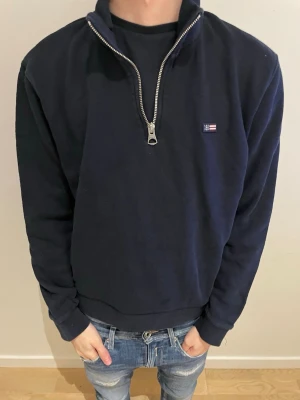 Lexington half zip - Säljer en navy blue half zip från märket lexington. Modellen på bilden är 170cm. Pris ej hugget i sten. Hör av dig vid frågor😃✌️