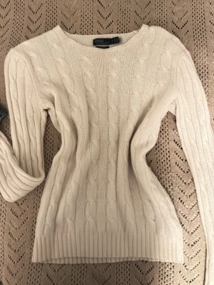 Cashmere stickad tröja - Kabelstickad tröja i cremevitt från Polo Ralph Lauren. Cashmere material och nästan aldrig använt 