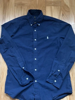 Marinblå skjorta från Ralph Lauren - Storlek S, Slim fit - cotton stretch. Inga defekter.