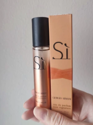Giorgio Armani Si Rose Signature - Giorgio Armani Si Rose Signature Perfume. 33ml bottle. New! A great spring fragrance.