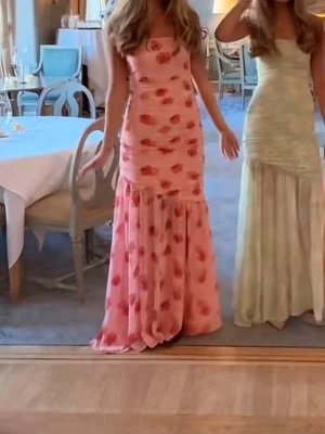 Adoore klänning  - Bandeau klänning från adoore. Mycket populär och säljs inte längre. Den är helt oanvänd med lapp och säljer pågrund av för liten storlek. Priset kan diskuteras.