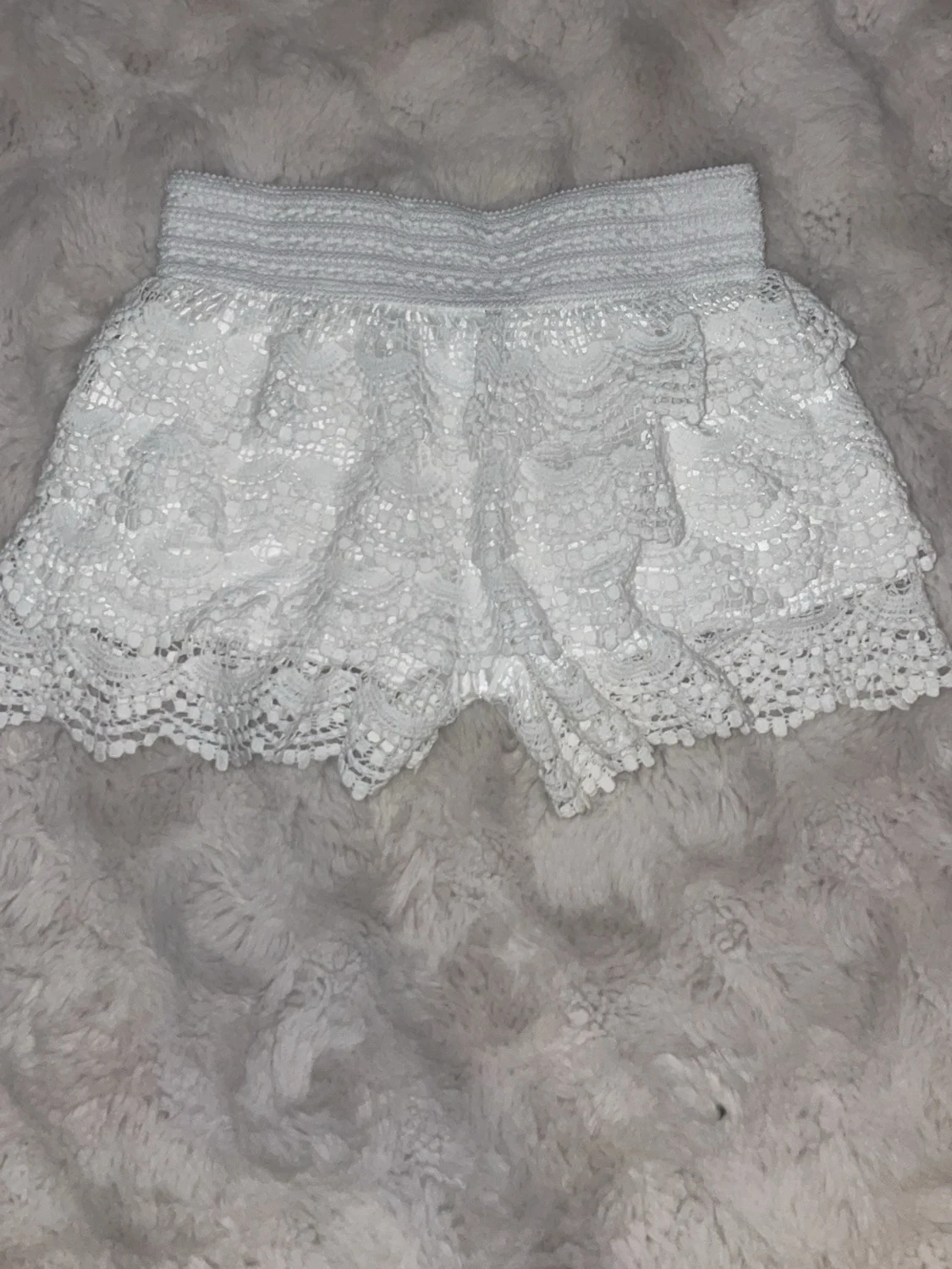 Vita spets-shorts med volang