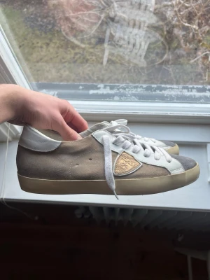 Philippe Model gråvita sneakers - Snygga sneakers från Philippe Model i grått och vitt med beige sula. Sparsamt använda och bra skick. Pris kan diskuteras 