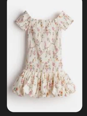 SÖKER!!!  - Söker denna blommiga klänning från hm i storlek xs/s