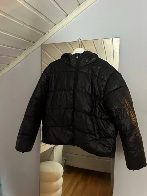 Svart pufferjacka från lager 157 - Säljer en svart vinterjacka från lager 157 då den är lite för stor för mig! Jätte skön jacka som är perfekt att använda till vardags💕 finns även ett snöre med som åkt ur jackan, se sista bild💞