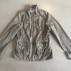 Grön jacka militär från H&M - Grön fin jacka i nyskick. Märkt med storlek 164, passar xs.